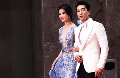 Song Seung Hun and Liu Yifei Confirmed to be Dating! | HOT 