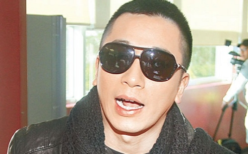 Ron Ng Continues to Protect Viann Zhang Despite Intimate Photos With Ex-Boyfriend thumbnail