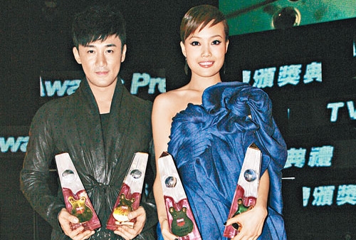 Raymond Lam Wins 4 Awards at 2011 TVB8 Golden Melody Music Awards thumbnail