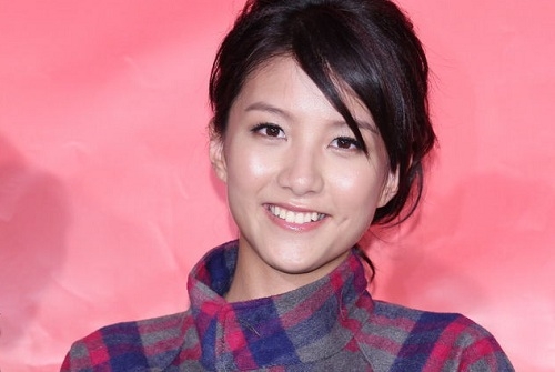 Rose Chan Parties On With 2 Hot Guys, Spurring Promiscuous Reputation thumbnail