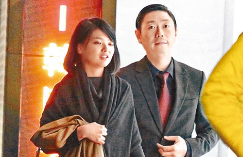 Johnson Li Roams Hands Over Woman Behind Girlfriend’s Back thumbnail