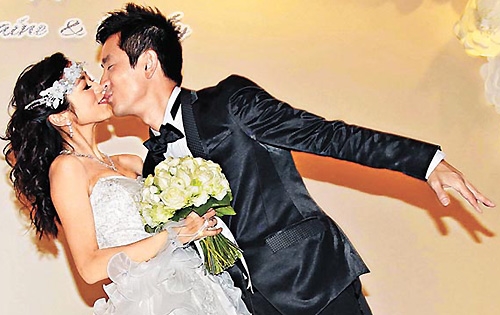 Celebrity Weddings: Charmaine Li and Ricky Fan thumbnail