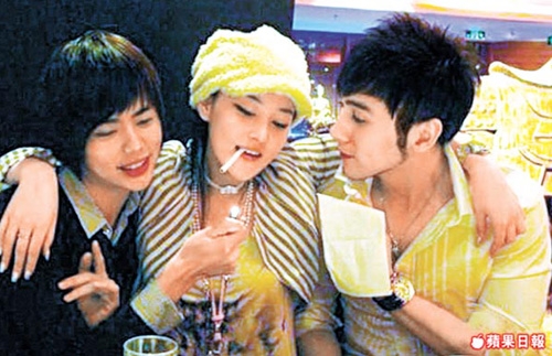 Ron Ng’s Fans Seek Revenge By Exposing Viann Zhang’s Vulgar Photos thumbnail