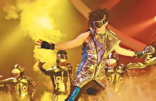 Leo Ku Powers Up 40 Inch Chest; Fans Eagerly Feel Leo’s Muscles thumbnail