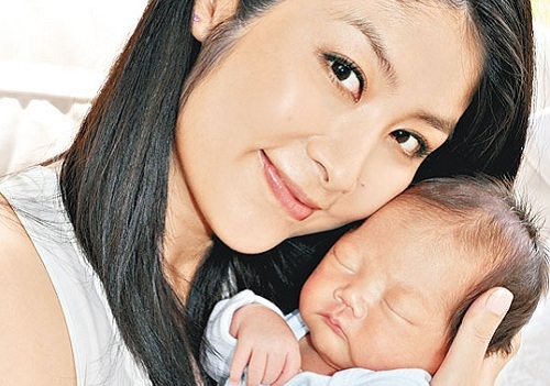 Kelly Chen Reveals Photos of 1-Month-Old Son, Riley thumbnail