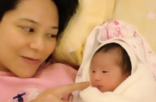 Sonija Kwok Gives Birth to 6 Pound Baby Girl thumbnail