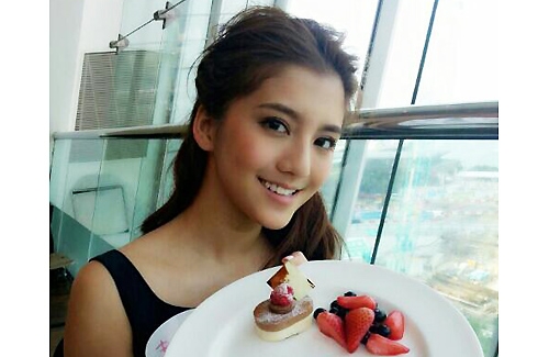 Karena Ng Wants to Vote Raymond Lam for TV King thumbnail