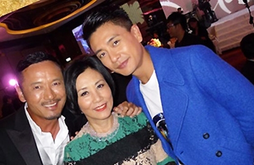 Bosco Wong Kisses Guys at Angela Tong and Chin Kar Lok’s Wedding Party thumbnail