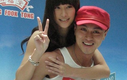 Raymond Wong Proposes and Kisses to Kate Tsui thumbnail