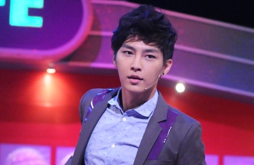 Aaron Yan Persistent in Staying in Music Industry; Not After Money thumbnail