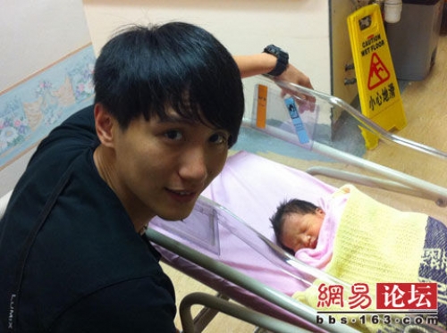 Roy Chow and Ah Yu Welcome Baby Girl thumbnail