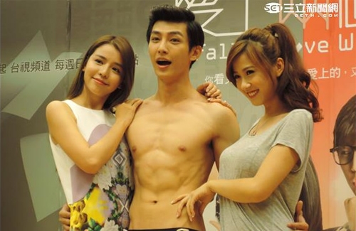Aaron Yan Shows Skin for TV Drama “Fall In Love With Me” thumbnail