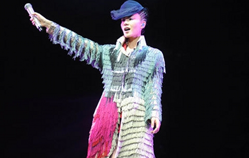 Faye Wong Maintains Iciness in Beijing Comeback Concert thumbnail