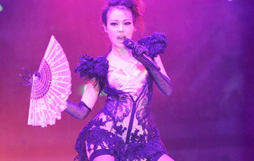 Joey Yung Surprised Her Fans with Sexy Image and Hot Dance Moves at her Concert in Hong Kong! thumbnail