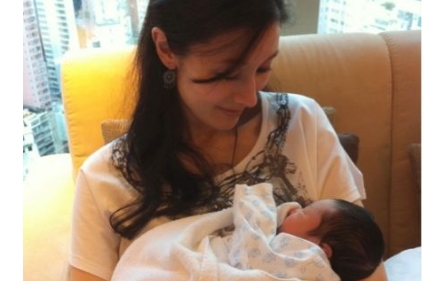Michelle Reis Shares The First Picture Of Her Newborn Son thumbnail