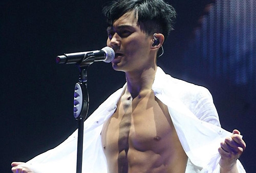 Chilam Cheung Reveals Bare Chest in Hong Kong Coliseum Concert thumbnail
