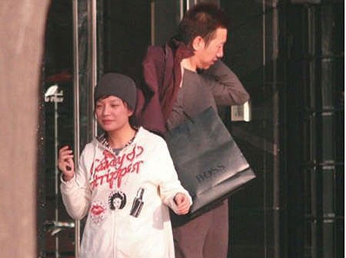 Photo of 8 Month Pregnant Vicki Zhao Surfaces thumbnail