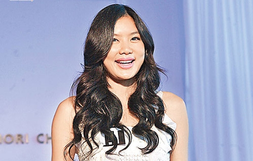 Gaile Lok Appears With Plump Face And Tummy Bulge; Hints Of Giving Birth Next Year thumbnail