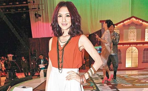 Ella Koon Digs Hole To Hide From Ron Ng thumbnail