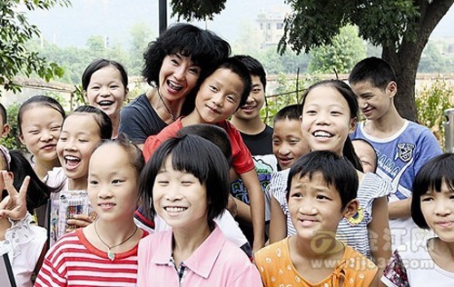 Maggie Cheung Flies to Szechuan to Visit Orphans thumbnail