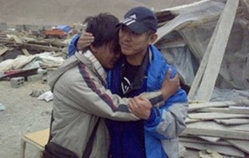 Jet Li and Jackie Chan as Disaster Relief Volunteers in Qinghai thumbnail