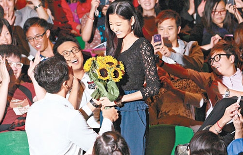 Vincent Wong Begs on Knees in Asking Yoyo Chen to Marry Him thumbnail