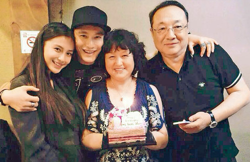 Above: Angelababy with Huang Xiaoming’s parents. 