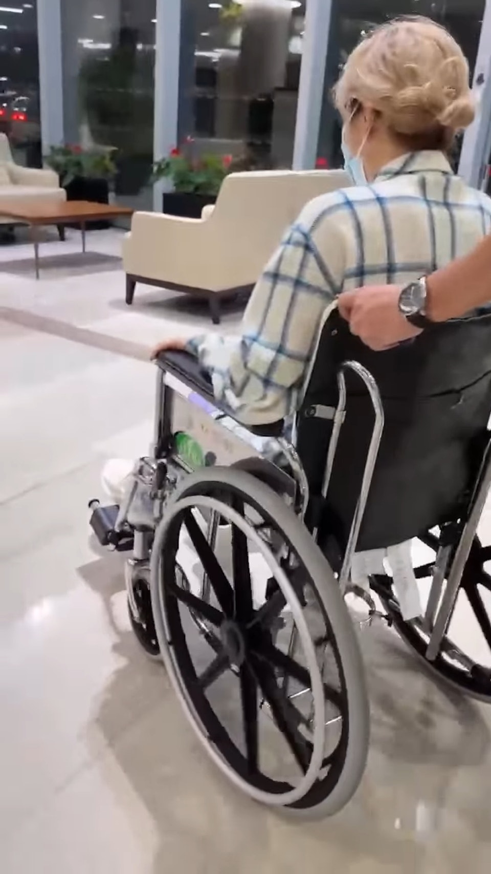 Sammi Trịnh Nghĩa dùng nạng